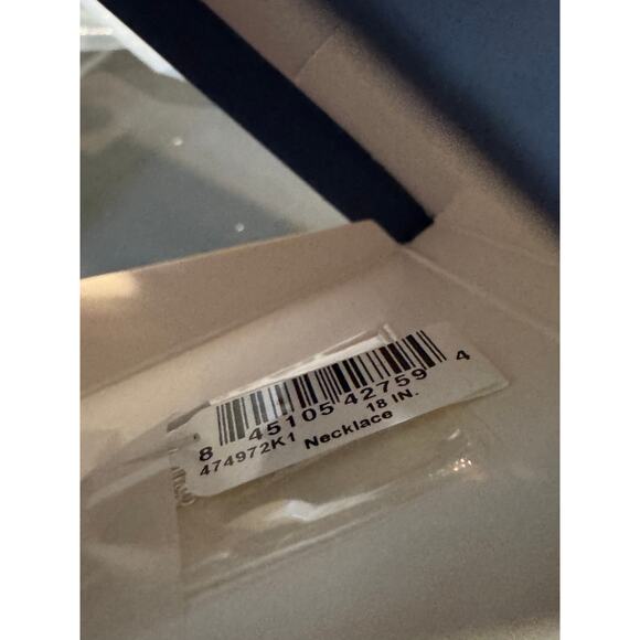 Gold toned floral anklet.  9” + 1” ext - Picture 5 of 8